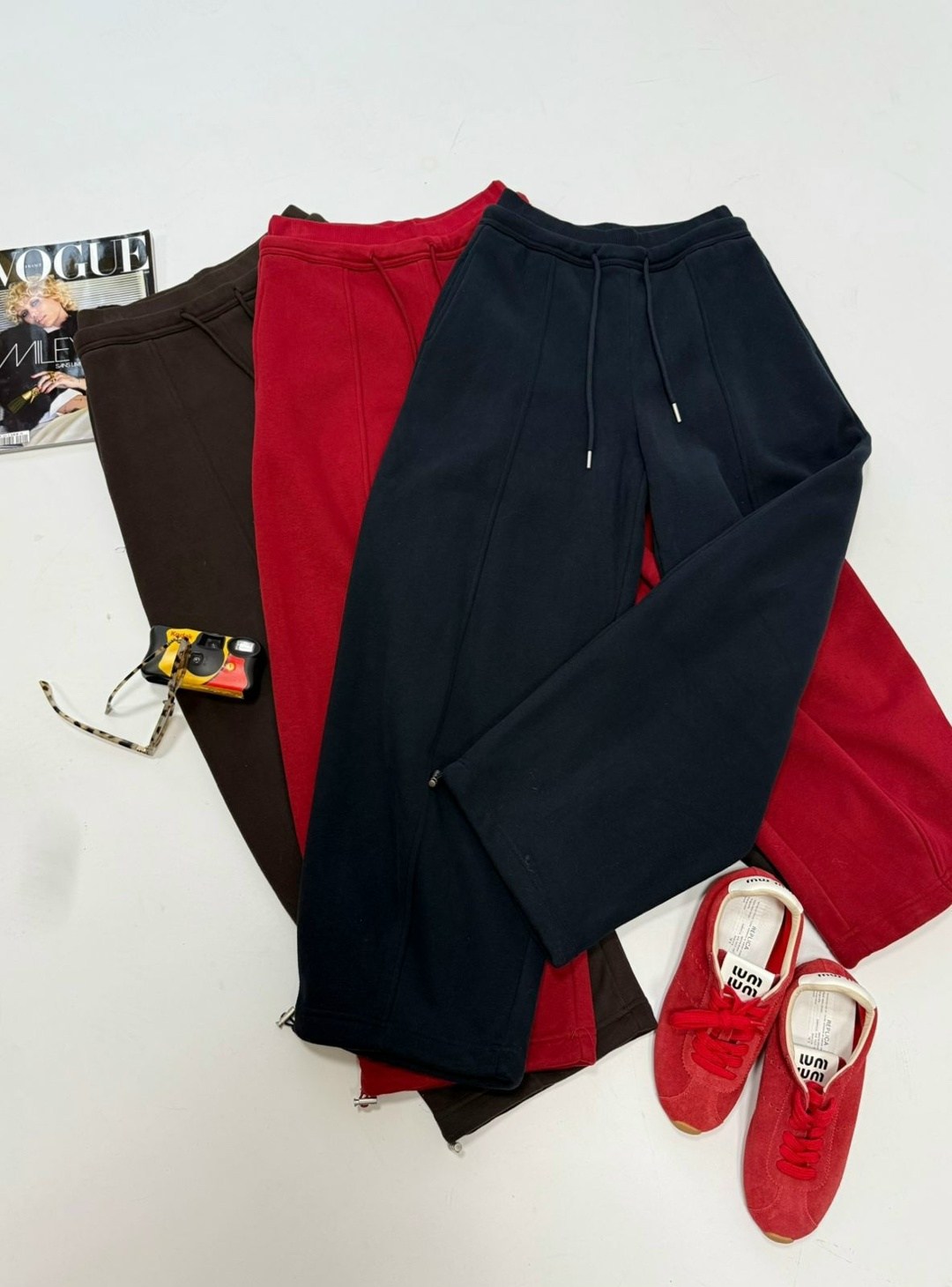 модные брюки,джоггеры брюки,брюки спортивные,бордовые брюки,широкие брюки
