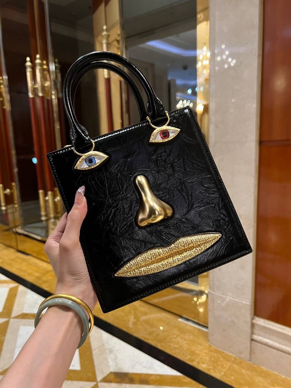 сумка-тоут schiaparelli,сумка schiaparelli,женская сумка schiaparelli,бархатная сумка для глаз schiaparelli premium sense demon,сумка женская shiaparelli & salvador dali