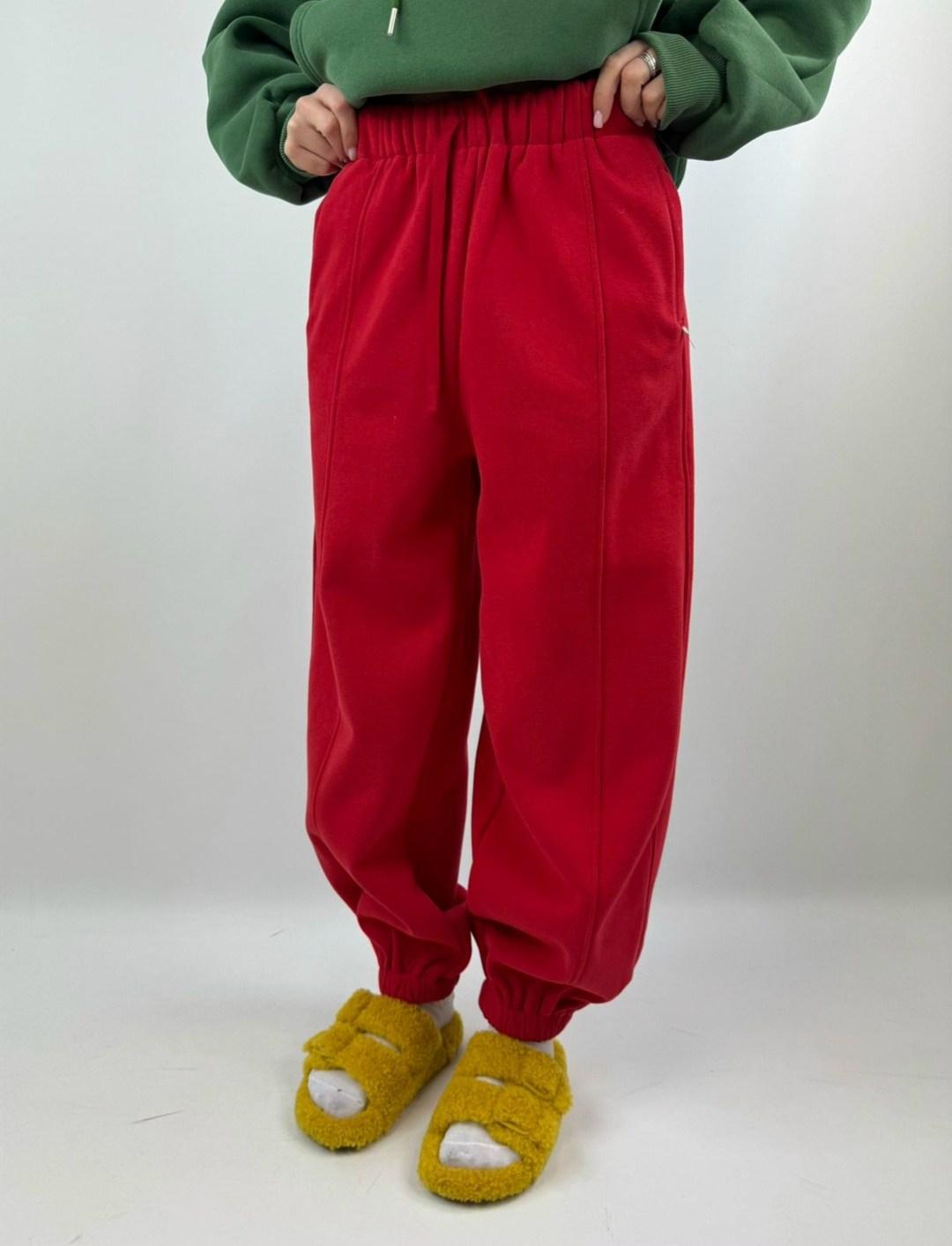 женские спортивные штаны оверсайз clark edikted красный,штаны оверсайз,джоггеры женские,брюки спортивные,брюки джоггеры оверсайз с начесом