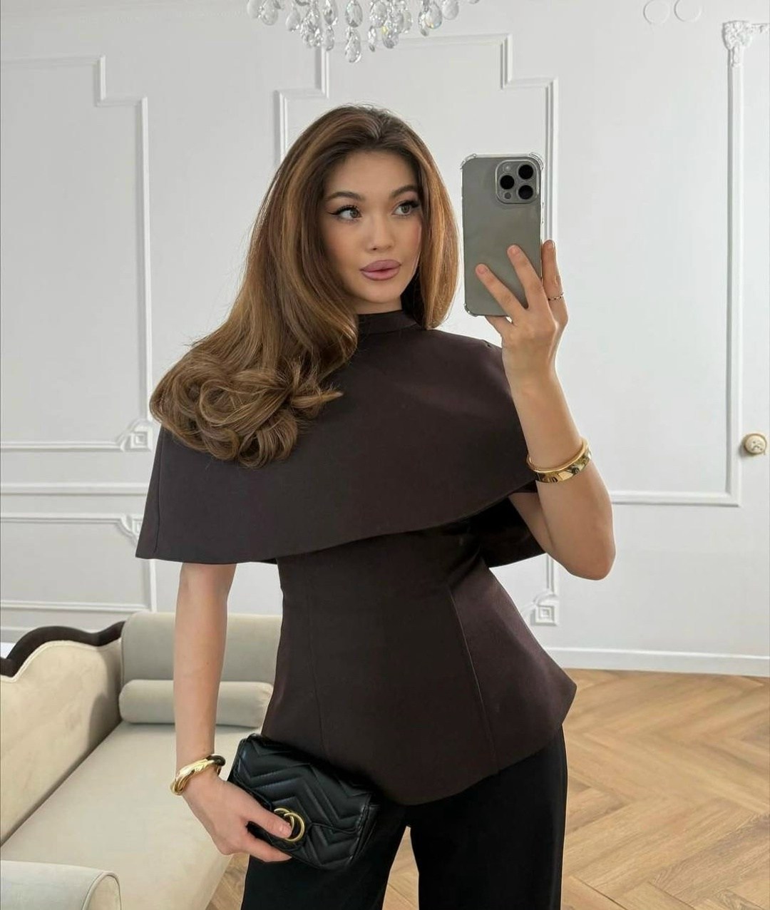 укороченная шерстяная куртка с открытыми плечами alexander mcqueen черный,деконструированный черный пиджак от alexander mcqueen,стильный наряд,