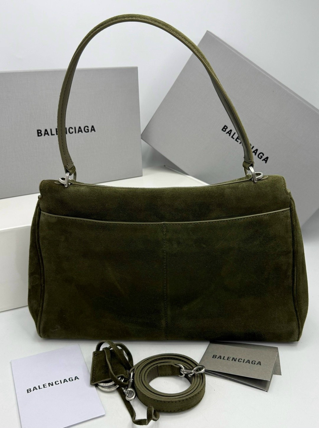 роскошная сумка из замши balenciaga rodeo,balenciaga хаки замшевая сумка тоут rodeo для женщин,balenciaga хаки замшевая сумка тоут,balenciaga замшевая сумка rodeo medium,женская замшевая сумка balenci