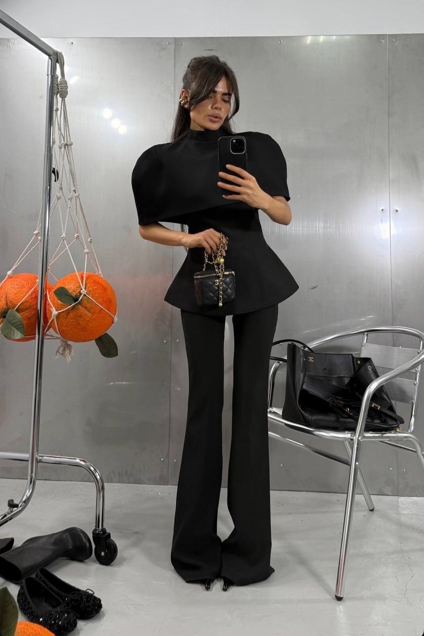 укороченная шерстяная куртка с открытыми плечами alexander mcqueen черный,деконструированный черный пиджак от alexander mcqueen,стильный наряд,