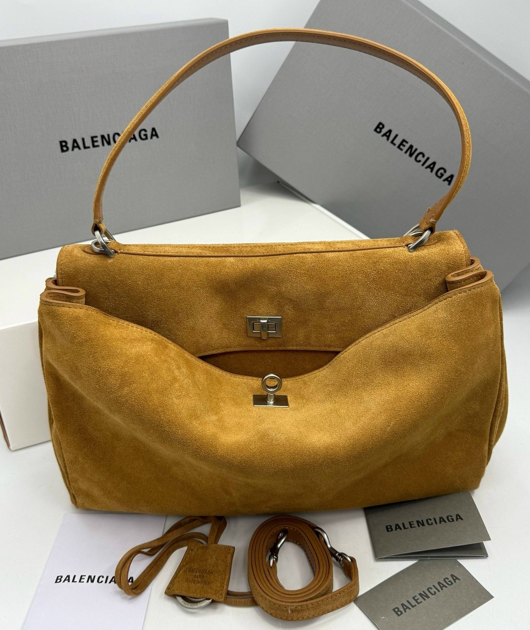 роскошная сумка из замши balenciaga rodeo,balenciaga хаки замшевая сумка тоут rodeo для женщин,balenciaga хаки замшевая сумка тоут,balenciaga замшевая сумка rodeo medium,женская замшевая сумка balenci