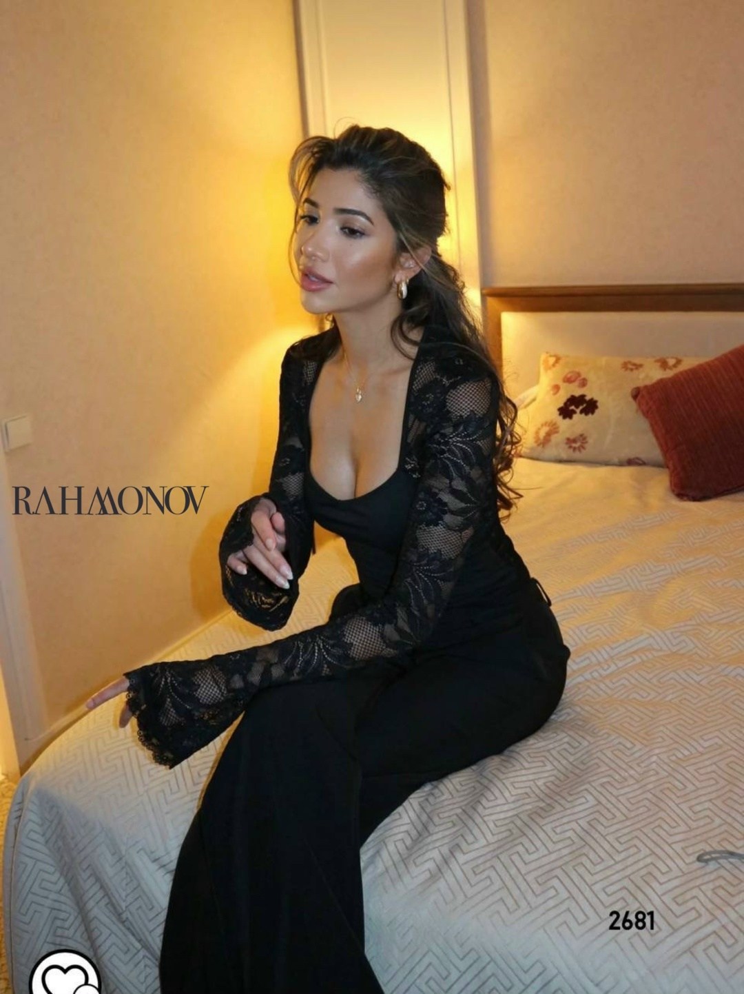 топы модные,девушка,женская шифоновая блузка с леопардовым принтом v-образным вырезом и расклешенными рукавами,топ вечерний кружевной на пуговицах с рукавами,элегантные топы