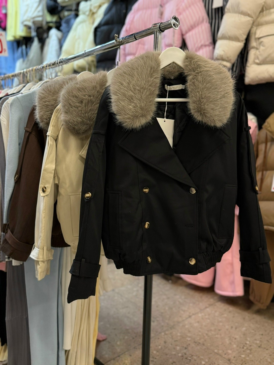 женская куртка с меховым воротником,женская пуховая куртка с меховым воротником,куртка с меховым воротником,женская куртка со съемным меховым воротником из меха енота,зимняя куртка женская