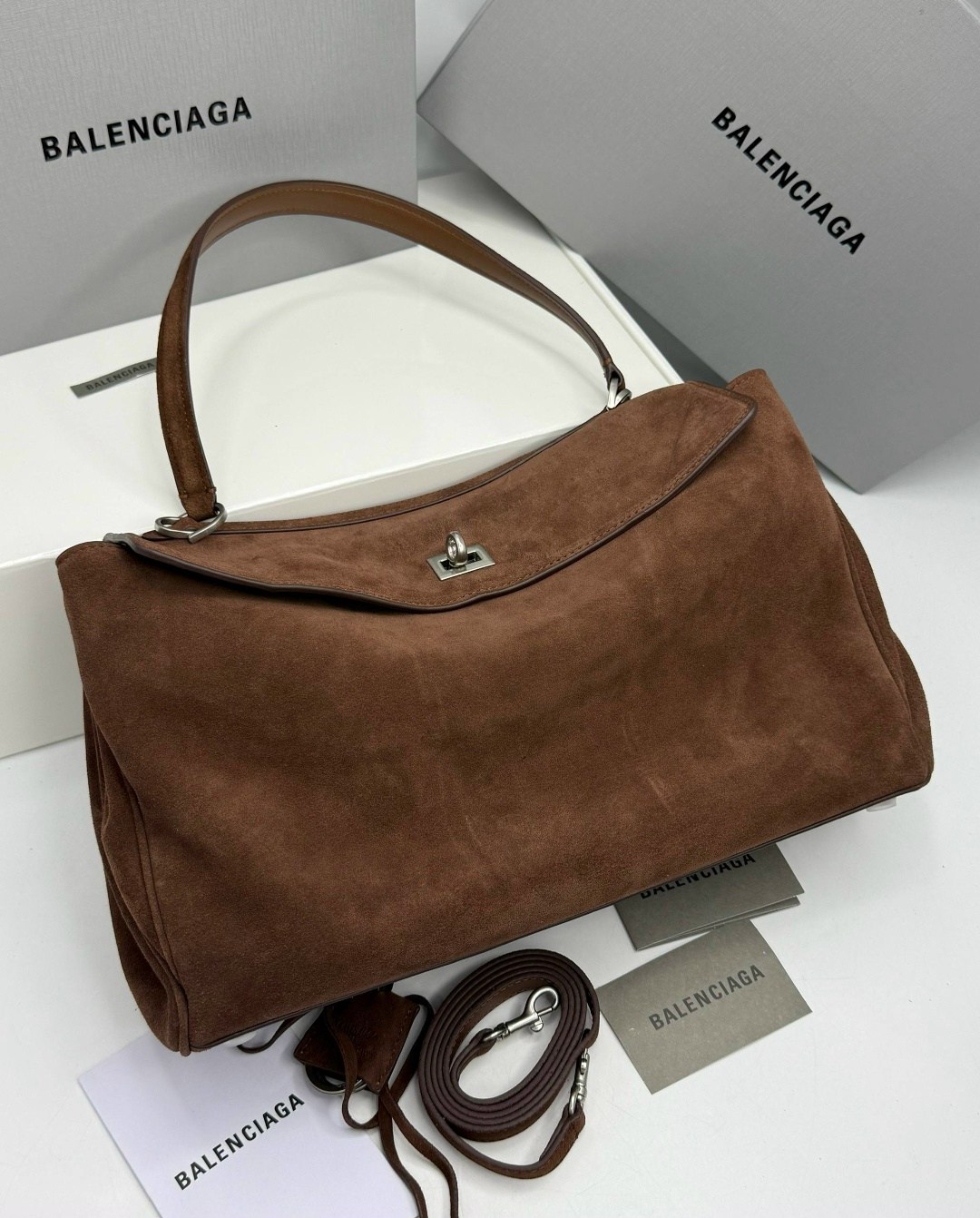 роскошная сумка из замши balenciaga rodeo,balenciaga хаки замшевая сумка тоут rodeo для женщин,balenciaga хаки замшевая сумка тоут,balenciaga замшевая сумка rodeo medium,женская замшевая сумка balenci