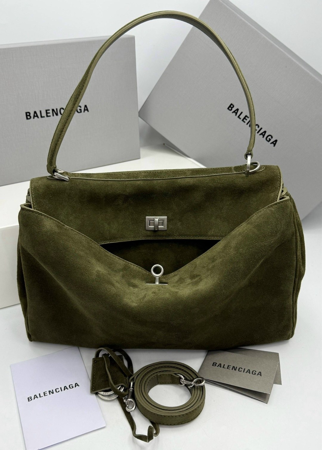 роскошная сумка из замши balenciaga rodeo,balenciaga хаки замшевая сумка тоут rodeo для женщин,balenciaga хаки замшевая сумка тоут,balenciaga замшевая сумка rodeo medium,женская замшевая сумка balenci