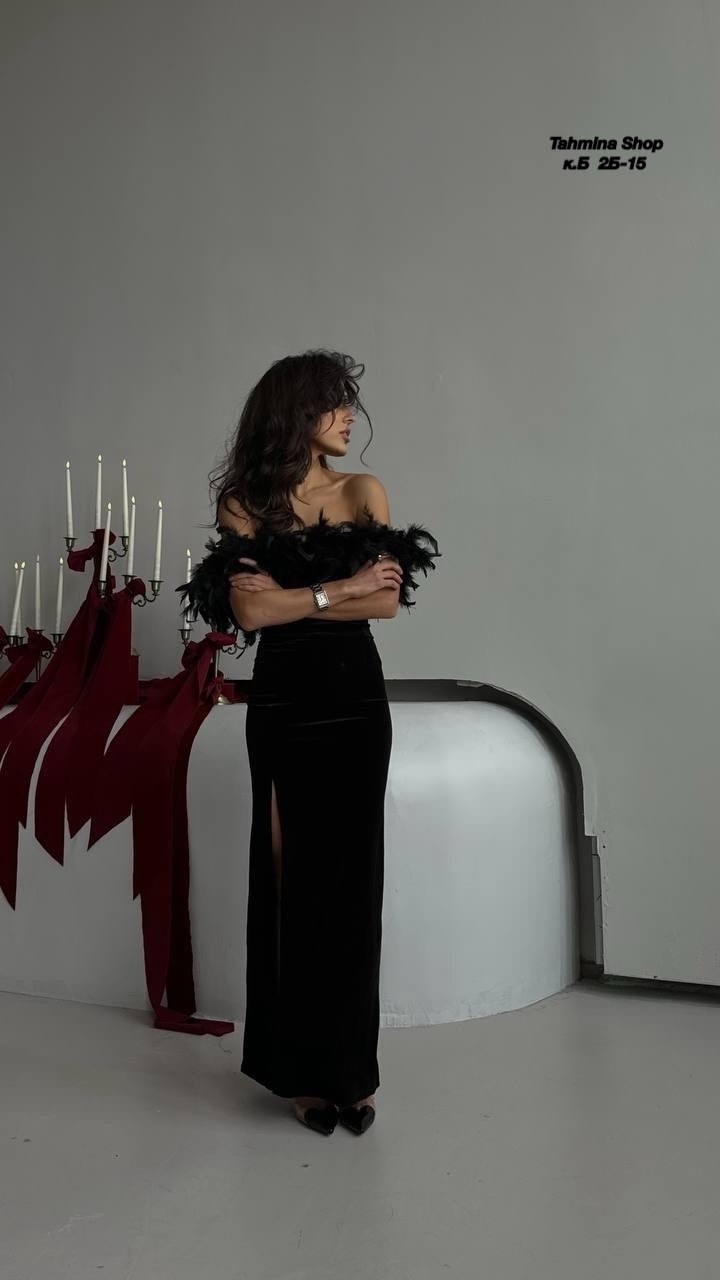 вечерние платья с перьями,платье с перьями,вечернее платье,платье бархатное с перьями,черное вечернее платье