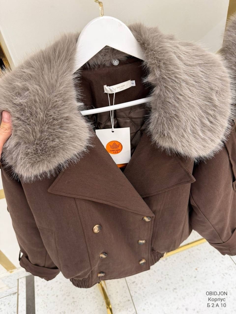 мода стиль,пуховик женский с мехом,зимняя одежда,зимний стиль одежды
