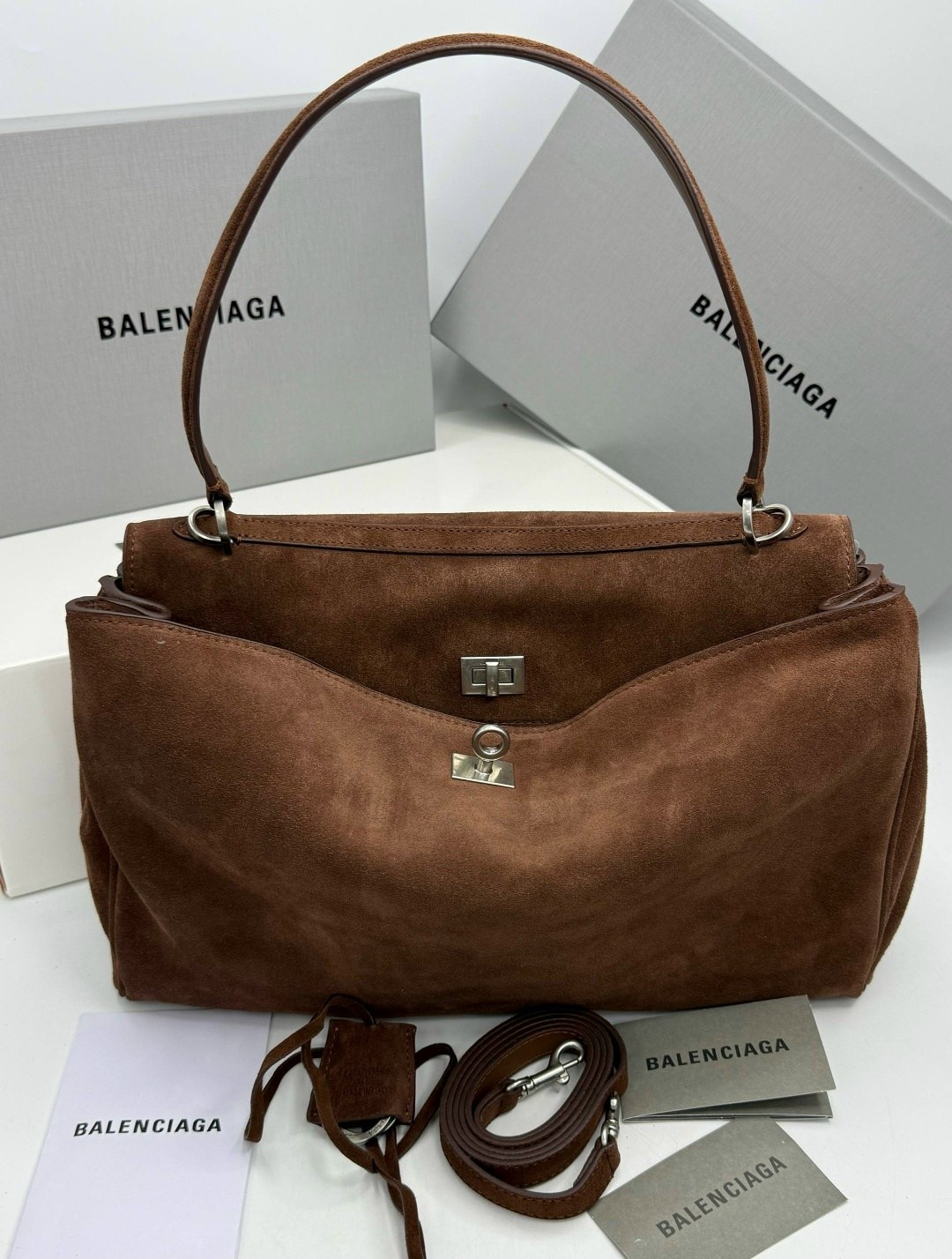 роскошная сумка из замши balenciaga rodeo,balenciaga хаки замшевая сумка тоут rodeo для женщин,balenciaga хаки замшевая сумка тоут,balenciaga замшевая сумка rodeo medium,женская замшевая сумка balenci