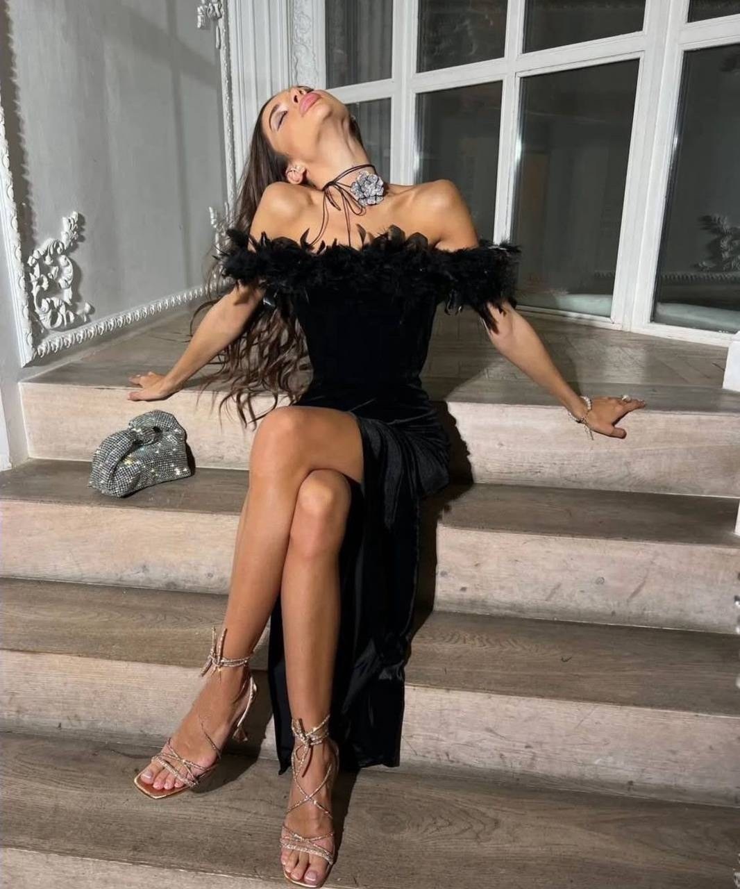 вечерние платья с перьями,платье с перьями,платье вечернее,платье бархатное с перьями,платье с перьями бархат