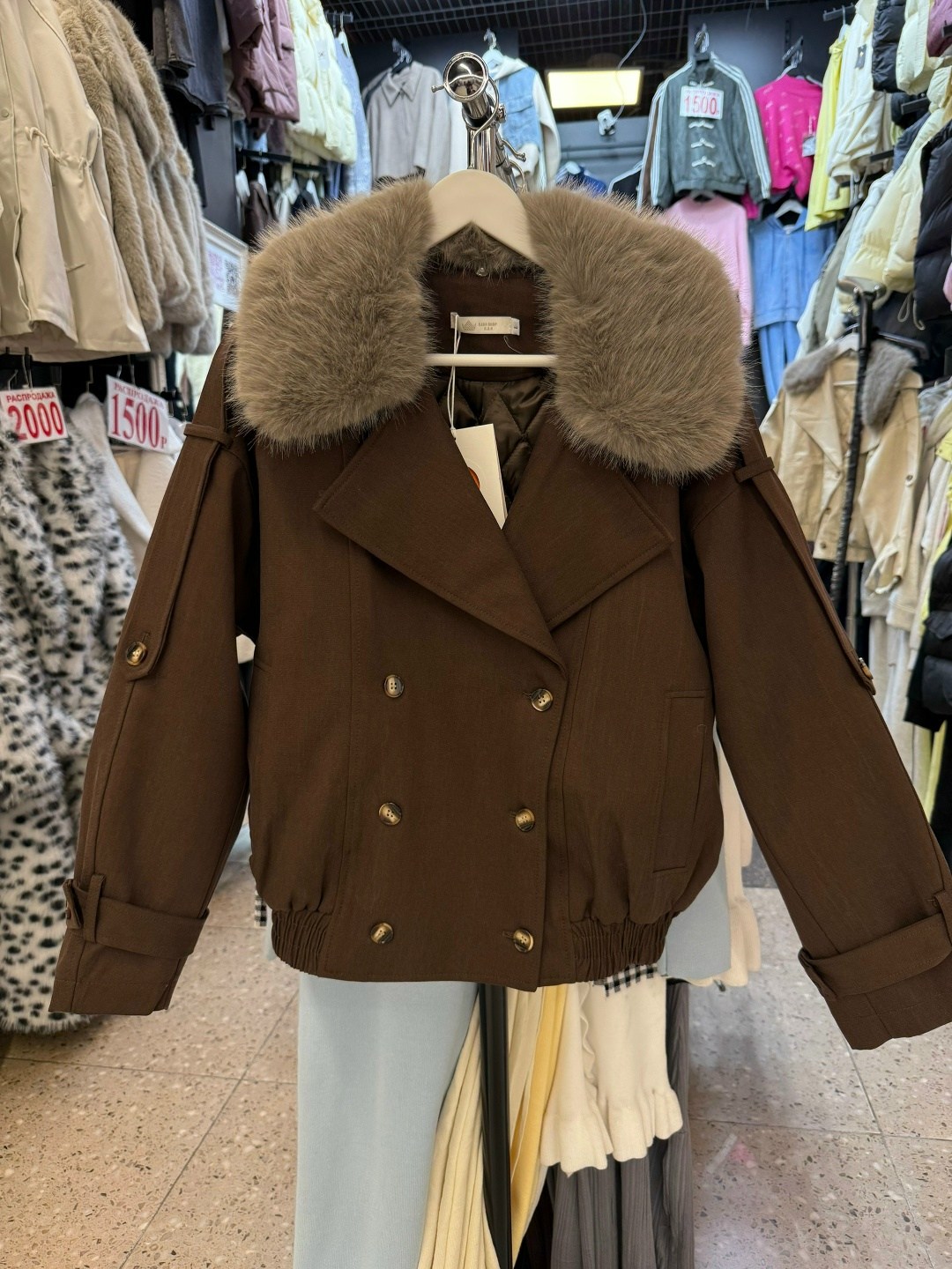 женская куртка с меховым воротником,женская пуховая куртка с меховым воротником,куртка с меховым воротником,женская куртка со съемным меховым воротником из меха енота,зимняя куртка женская