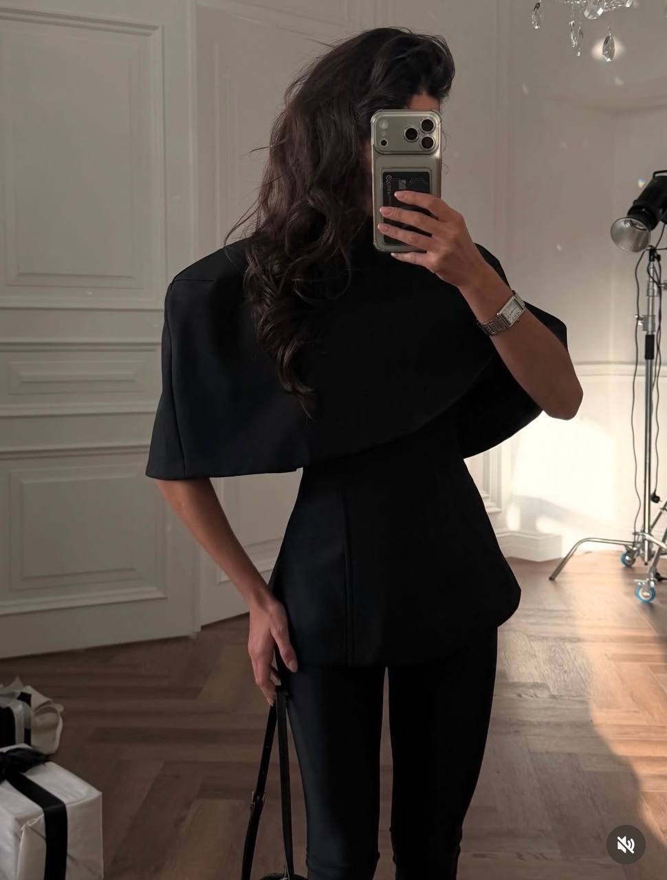 укороченная шерстяная куртка с открытыми плечами alexander mcqueen черный,деконструированный черный пиджак от alexander mcqueen,стильный наряд,