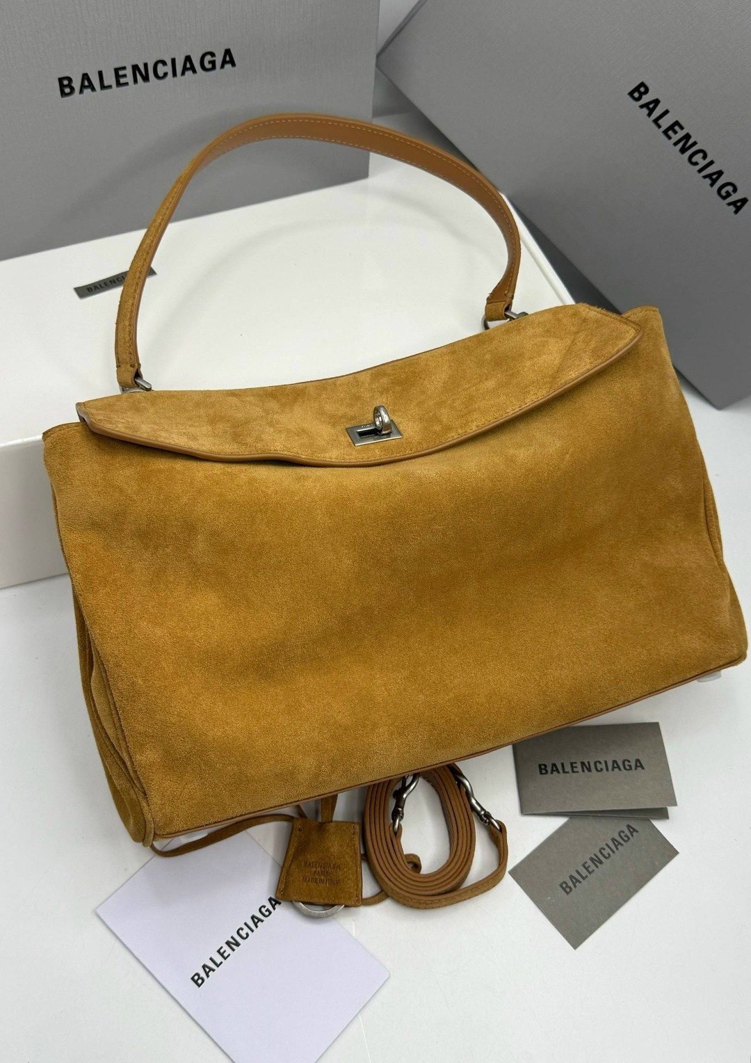 роскошная сумка из замши balenciaga rodeo,balenciaga хаки замшевая сумка тоут rodeo для женщин,balenciaga хаки замшевая сумка тоут,balenciaga замшевая сумка rodeo medium,женская замшевая сумка balenci