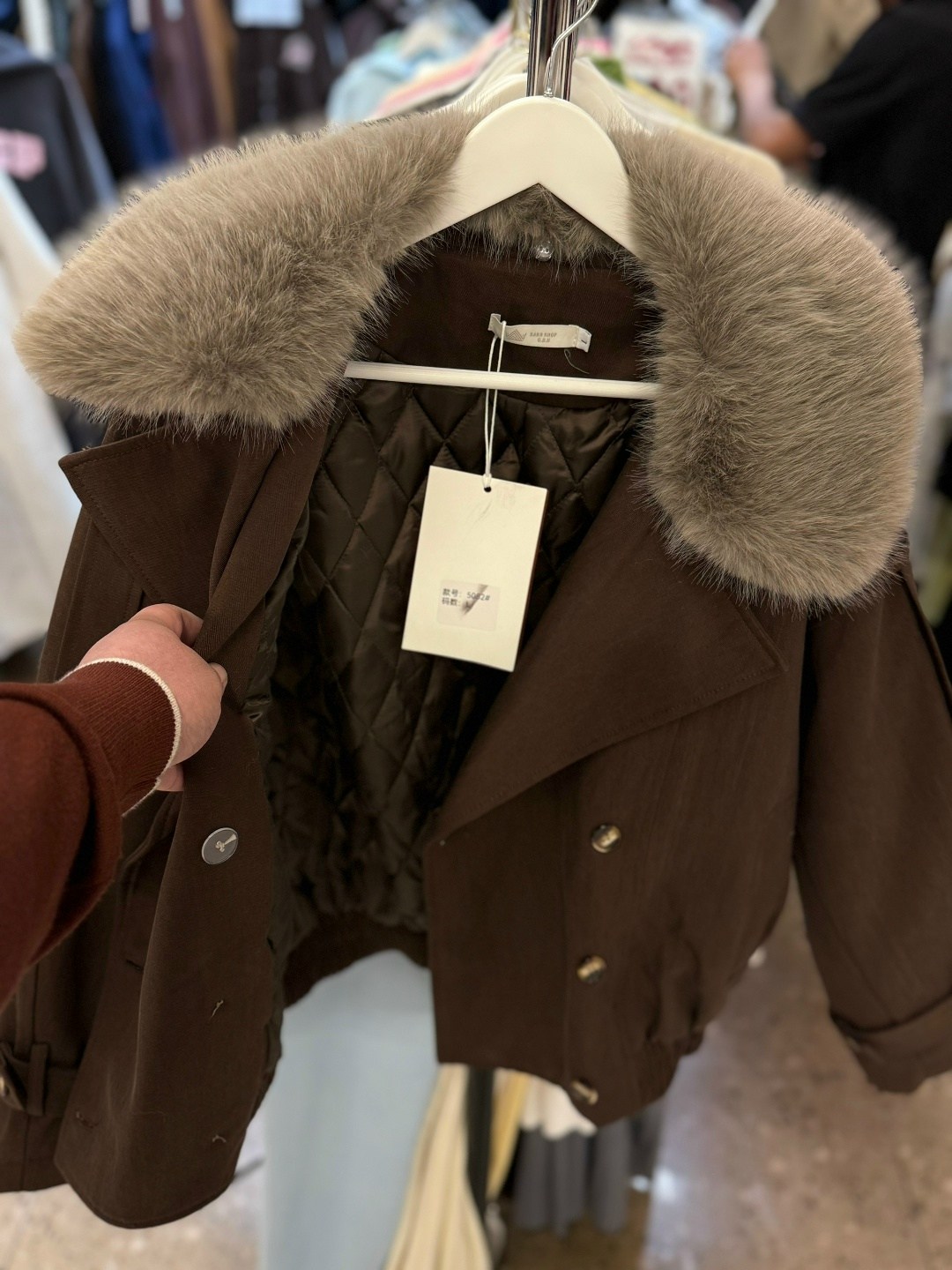 женская куртка с меховым воротником,женская пуховая куртка с меховым воротником,куртка с меховым воротником,женская куртка со съемным меховым воротником из меха енота,зимняя куртка женская