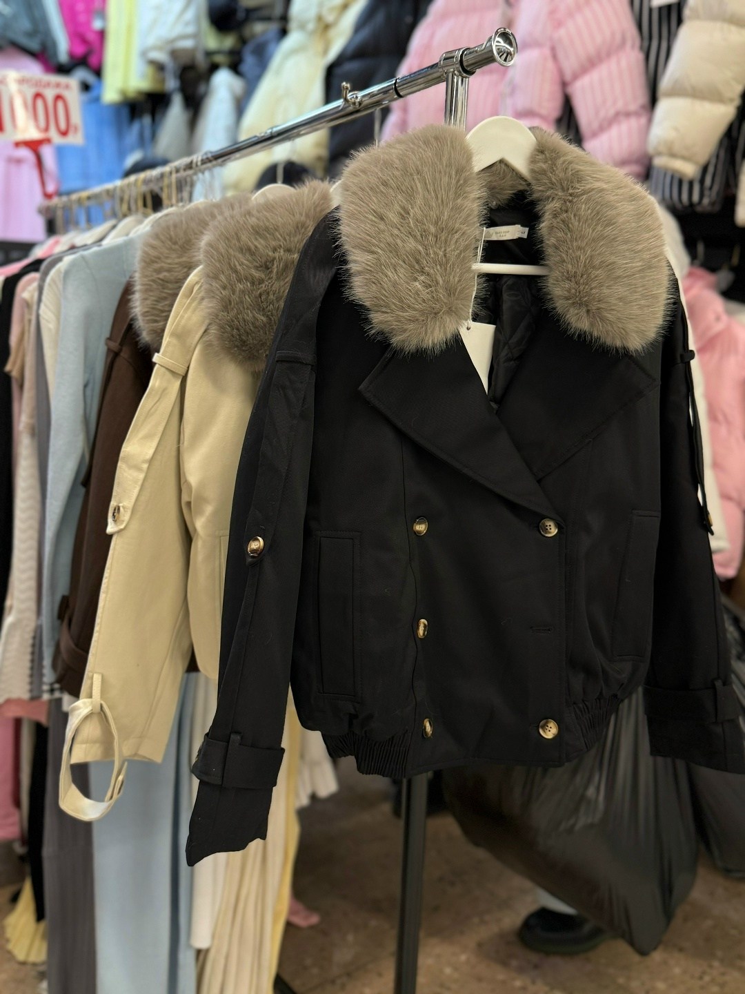 женская куртка с меховым воротником,женская пуховая куртка с меховым воротником,куртка с меховым воротником,женская куртка со съемным меховым воротником из меха енота,зимняя куртка женская