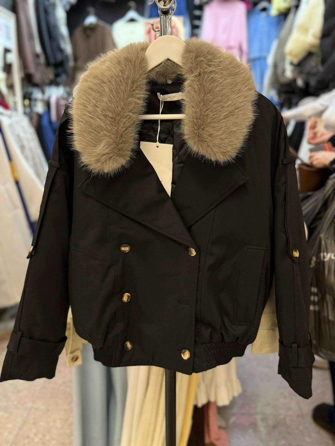 женская куртка с меховым воротником,женская пуховая куртка с меховым воротником,куртка с меховым воротником,женская куртка со съемным меховым воротником из меха енота,зимняя куртка женская