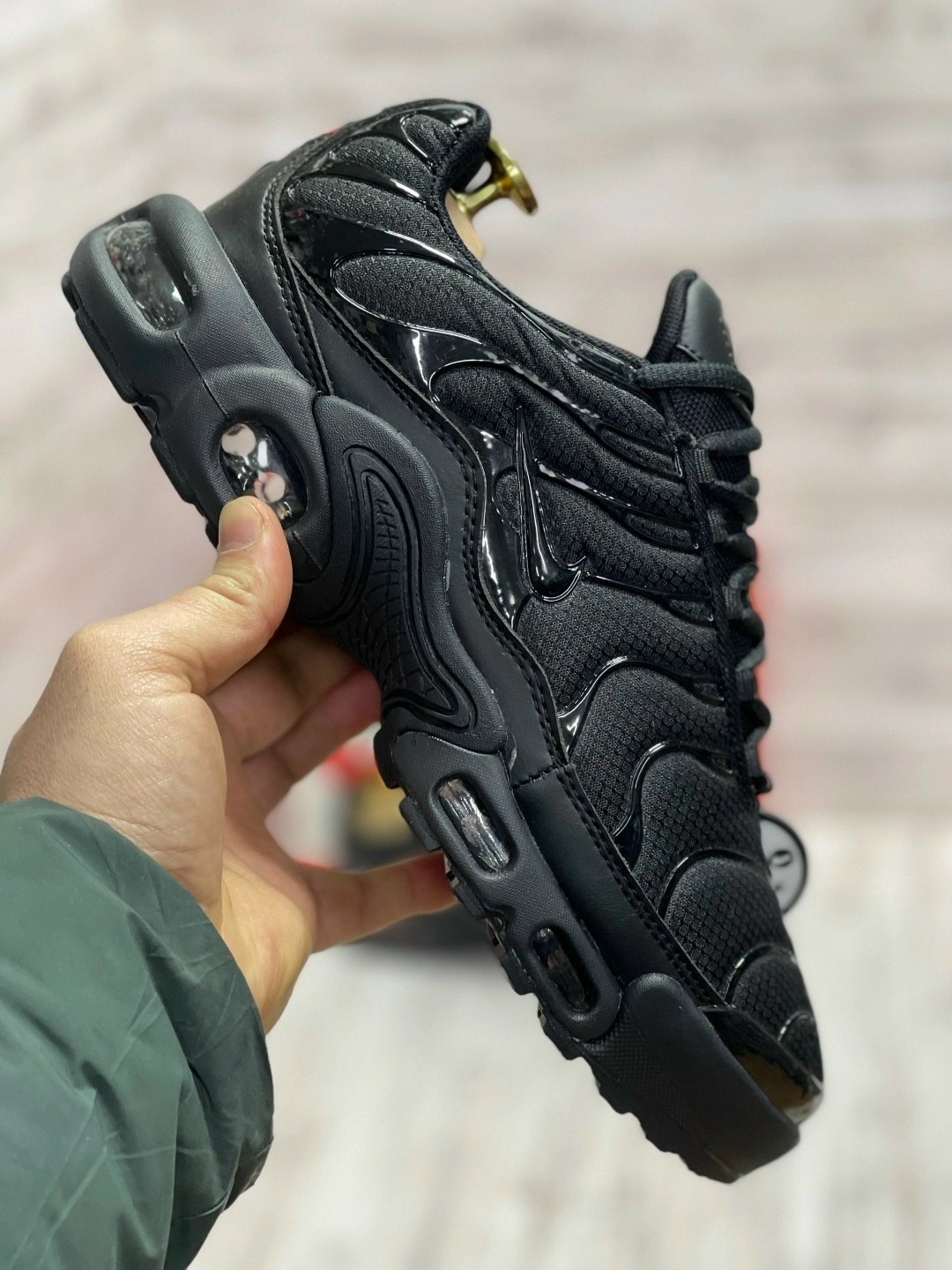 кроссовки nike air max tn plus,nike air max tn plus black,кроссовки мужские nike air max tn plus,спортивные кроссовки унисекс nike air max plus tn черные,nike tn air max plus triple black