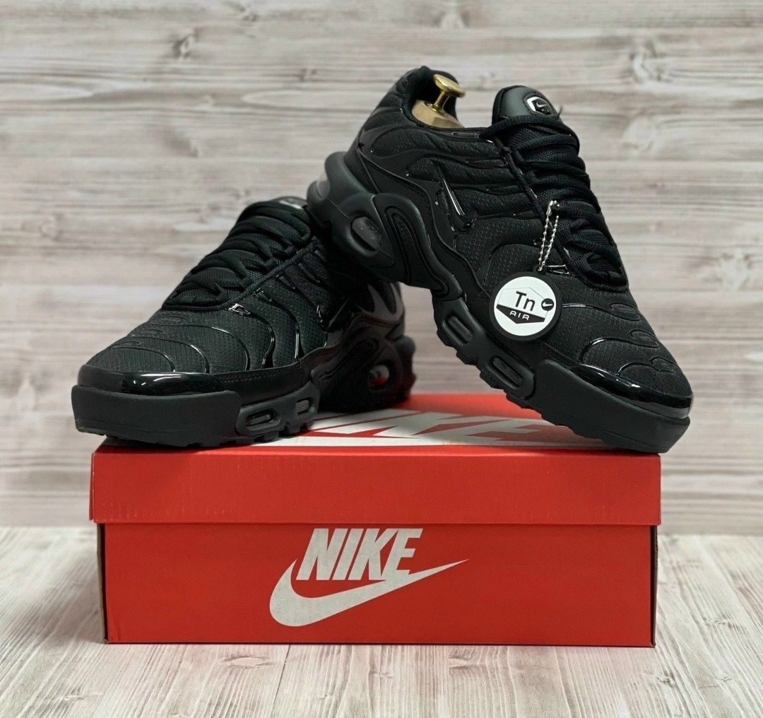 кроссовки nike air max tn plus,nike air max tn plus black,кроссовки мужские nike air max tn plus,спортивные кроссовки унисекс nike air max plus tn черные,nike tn air max plus triple black