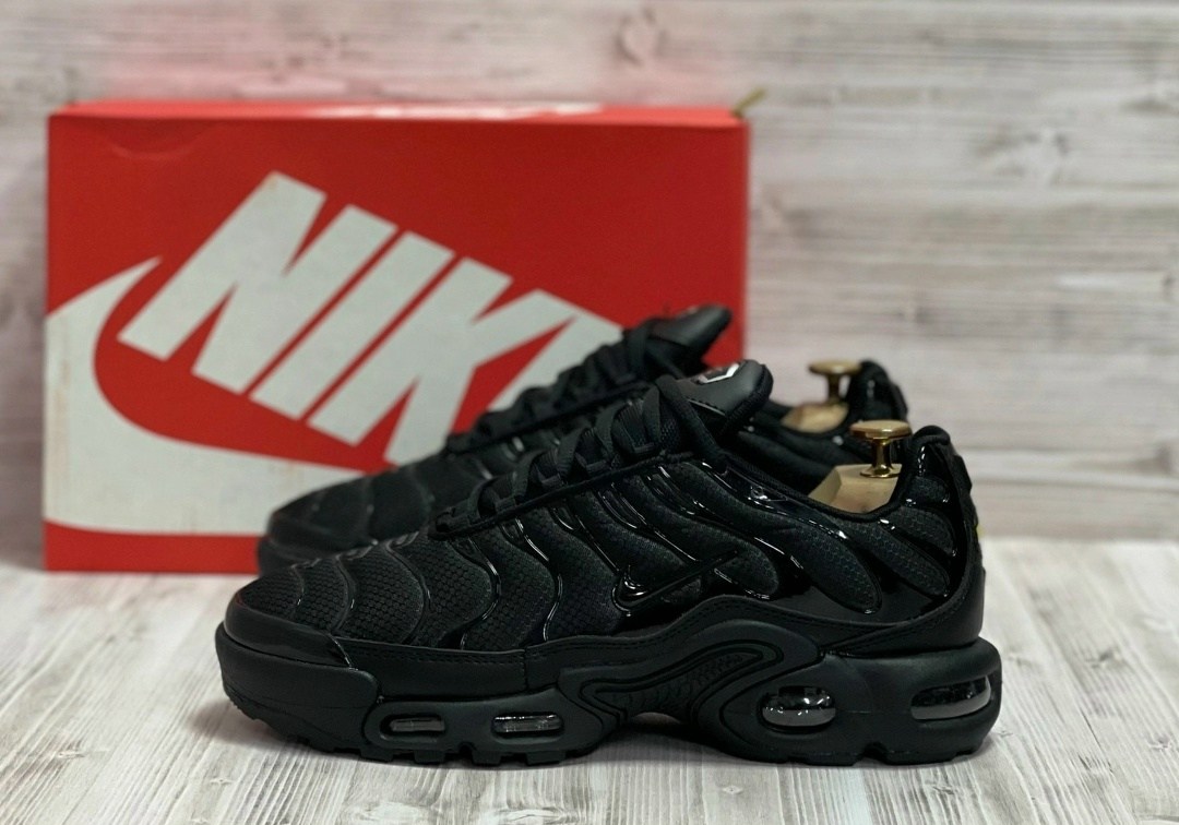 кроссовки nike air max tn plus,nike air max tn plus black,кроссовки мужские nike air max tn plus,спортивные кроссовки унисекс nike air max plus tn черные,nike tn air max plus triple black