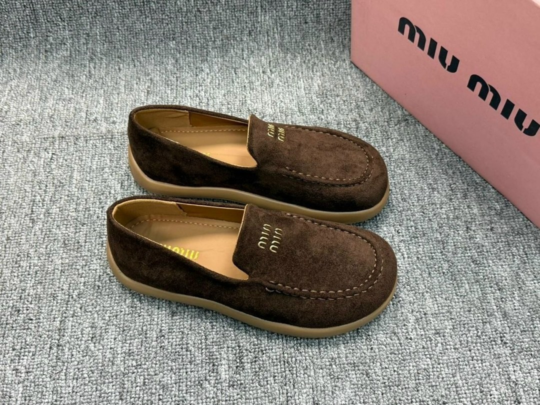 ,лоферы miu miu,замшевые лоферы miu miu на высокий подошве и фирменной фурнитурой,лоферы miu miu на высокий подошве,премиальные лоферы miu miu