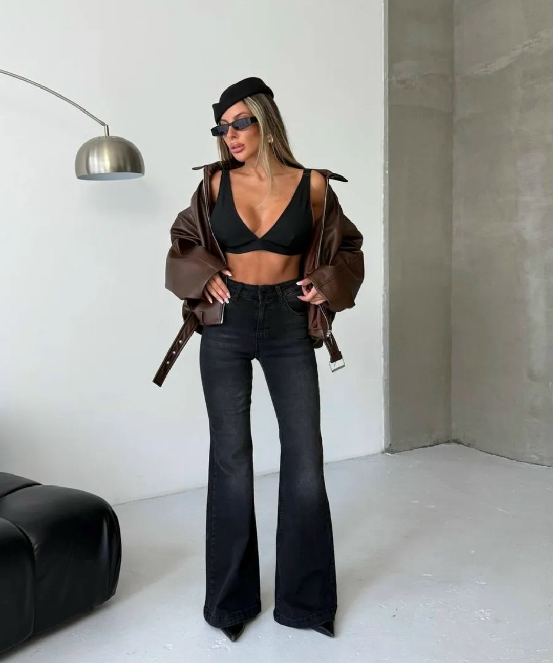 джинсы женские клеши,женские джинсы,брюки джинсы,джинсы клеш с кожаной курткой