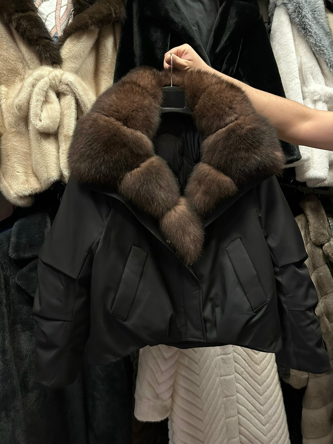 пуховики с натуральным мехом,модные пуховики,пуховики с мехом,куртка пуховик с натуральным мехом,куртка женская с мехом