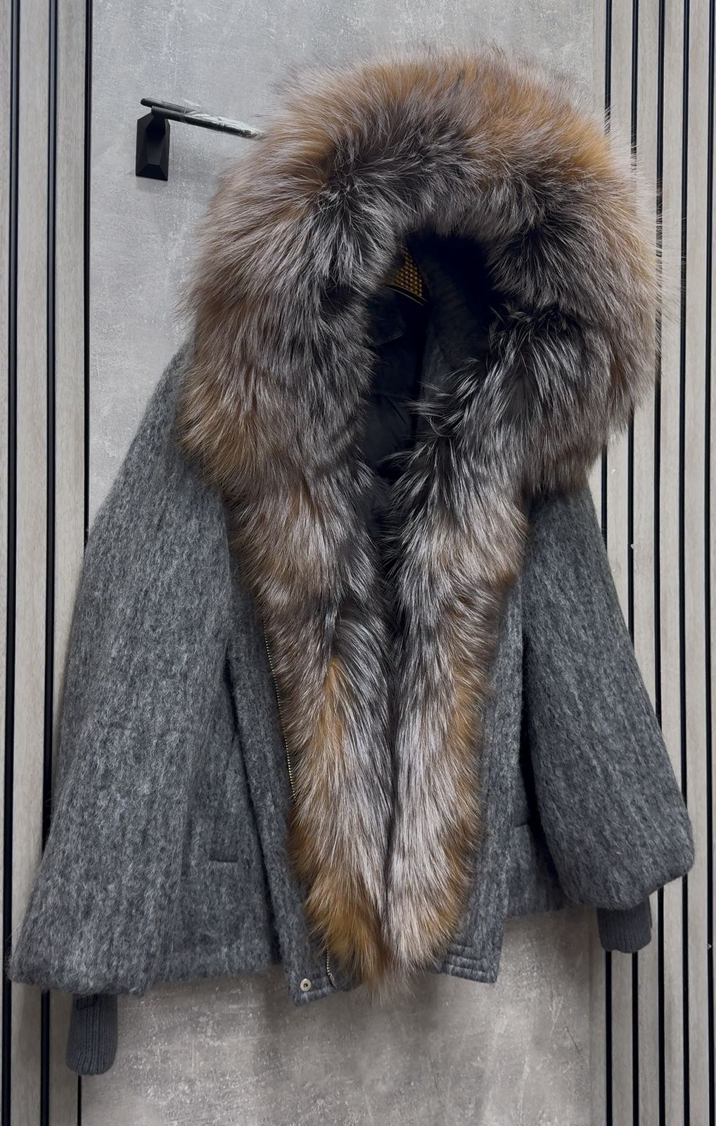 зимнее пальто - пуховик с меховым капюшоном,пуховики с мехом,меховая куртка,куртка с натуральным мехом,зимнее пальто с меховым капюшоном