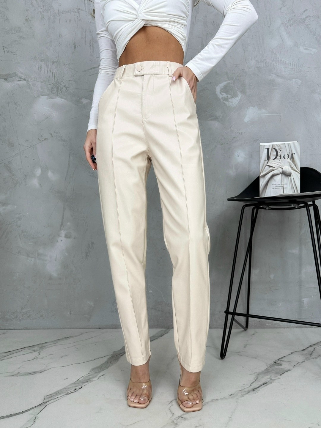 бежевые брюки из экокожи,бежевые брюки,модные брюки,брюки кожаные wonderclo цвет молочный бежевый,брюки из экокожи