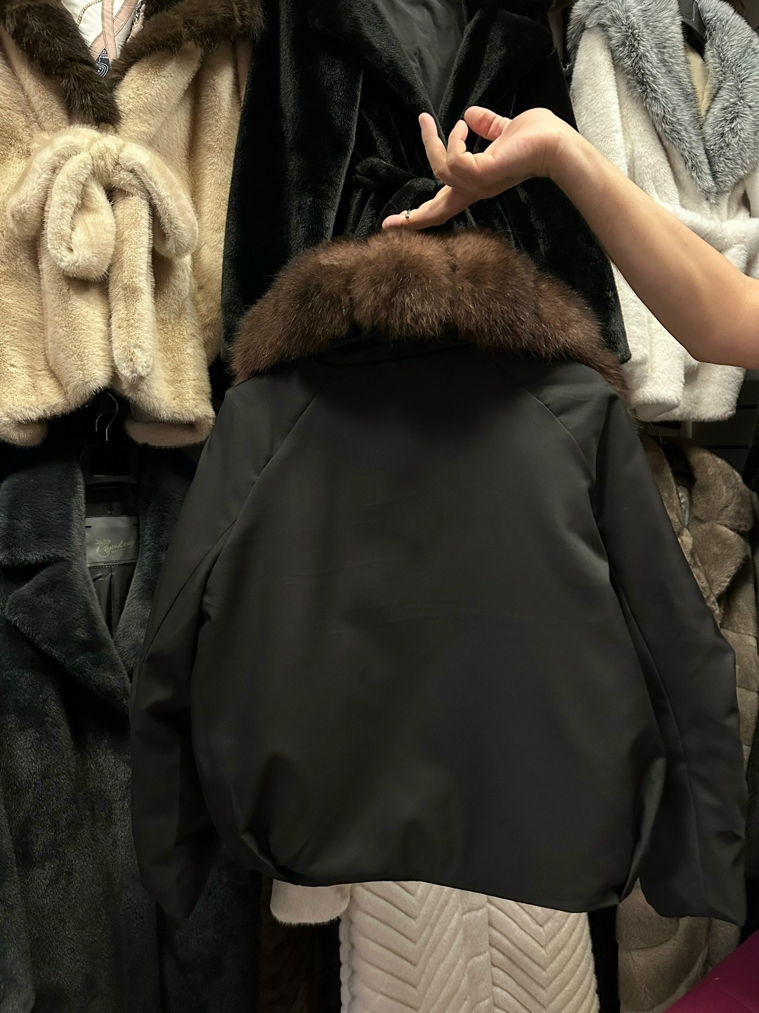 пуховики с натуральным мехом,модные пуховики,пуховики с мехом,куртка пуховик с натуральным мехом,куртка женская с мехом