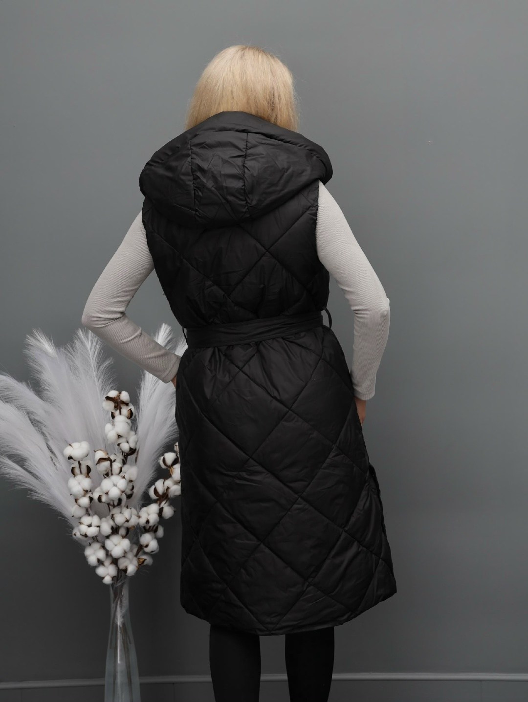 женская жилетка,жилет удлиненный стеганый безрукавка shop of dom цвет черный,удлиненный жилет,жилетка женская удлиненная,жилетка на синтепоне