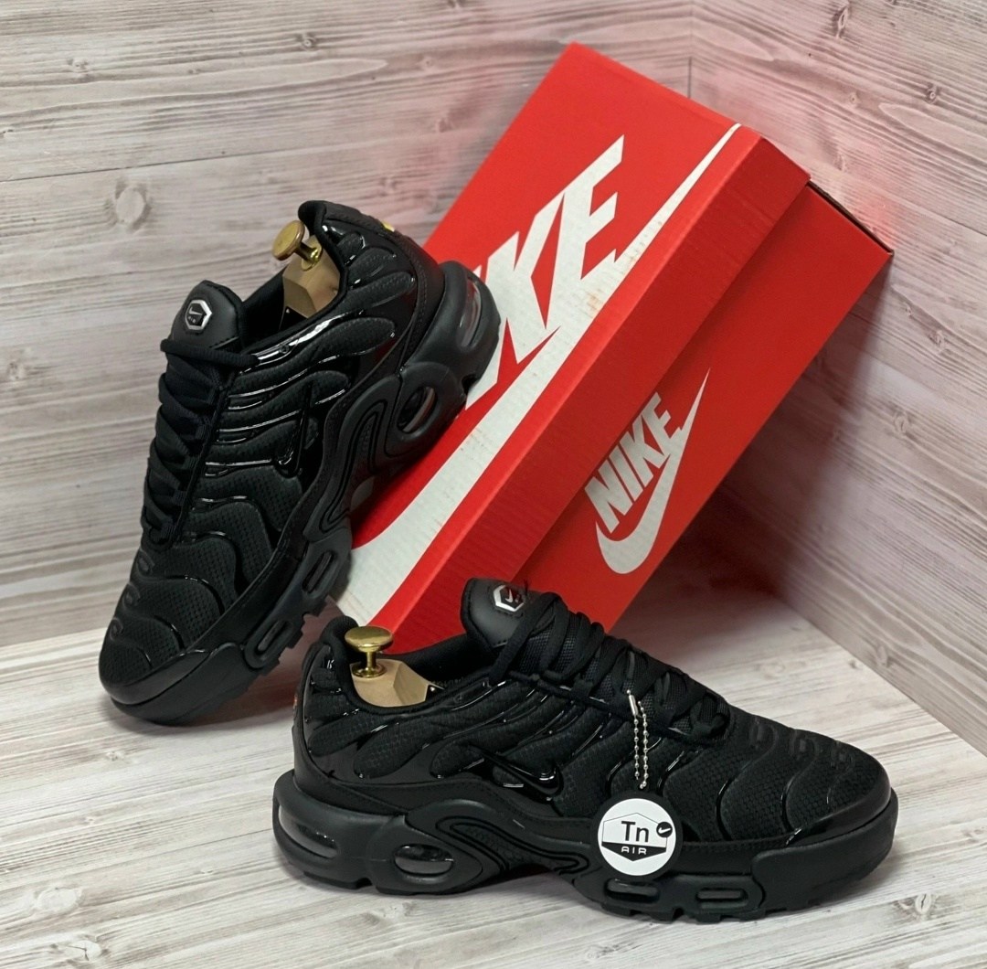 кроссовки nike air max tn plus,nike air max tn plus black,кроссовки мужские nike air max tn plus,спортивные кроссовки унисекс nike air max plus tn черные,nike tn air max plus triple black