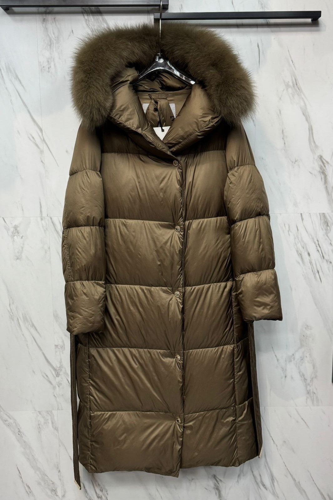 пуховик длинный серый с натуральным мехом чернобурки,пуховик с натуральным мехом чернобурки и капюшоном romana furs,пуховик женский с натуральным мехом,пуховик с натуральным мехом чернобурки длина 125