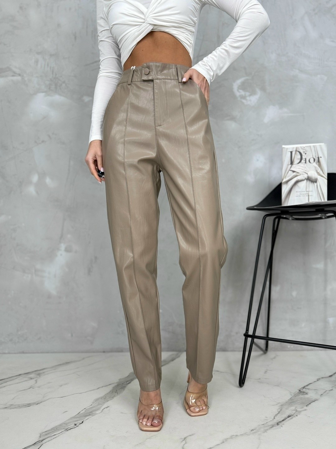 бежевые брюки из экокожи,бежевые брюки,модные брюки,брюки кожаные wonderclo цвет молочный бежевый,брюки из экокожи