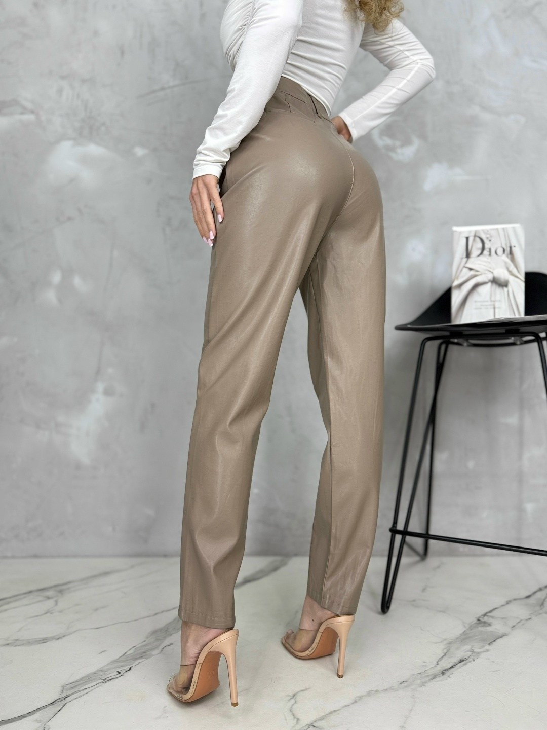 бежевые брюки из экокожи,бежевые брюки,модные брюки,брюки кожаные wonderclo цвет молочный бежевый,брюки из экокожи