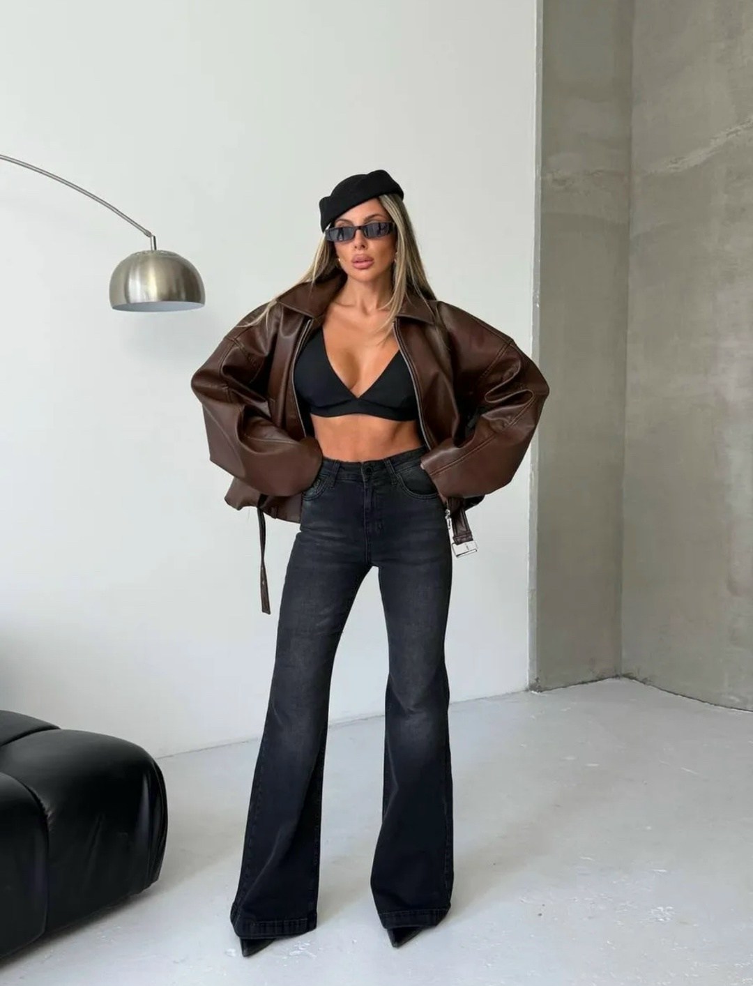 джинсы женские клеши,женские джинсы,брюки джинсы,джинсы клеш с кожаной курткой