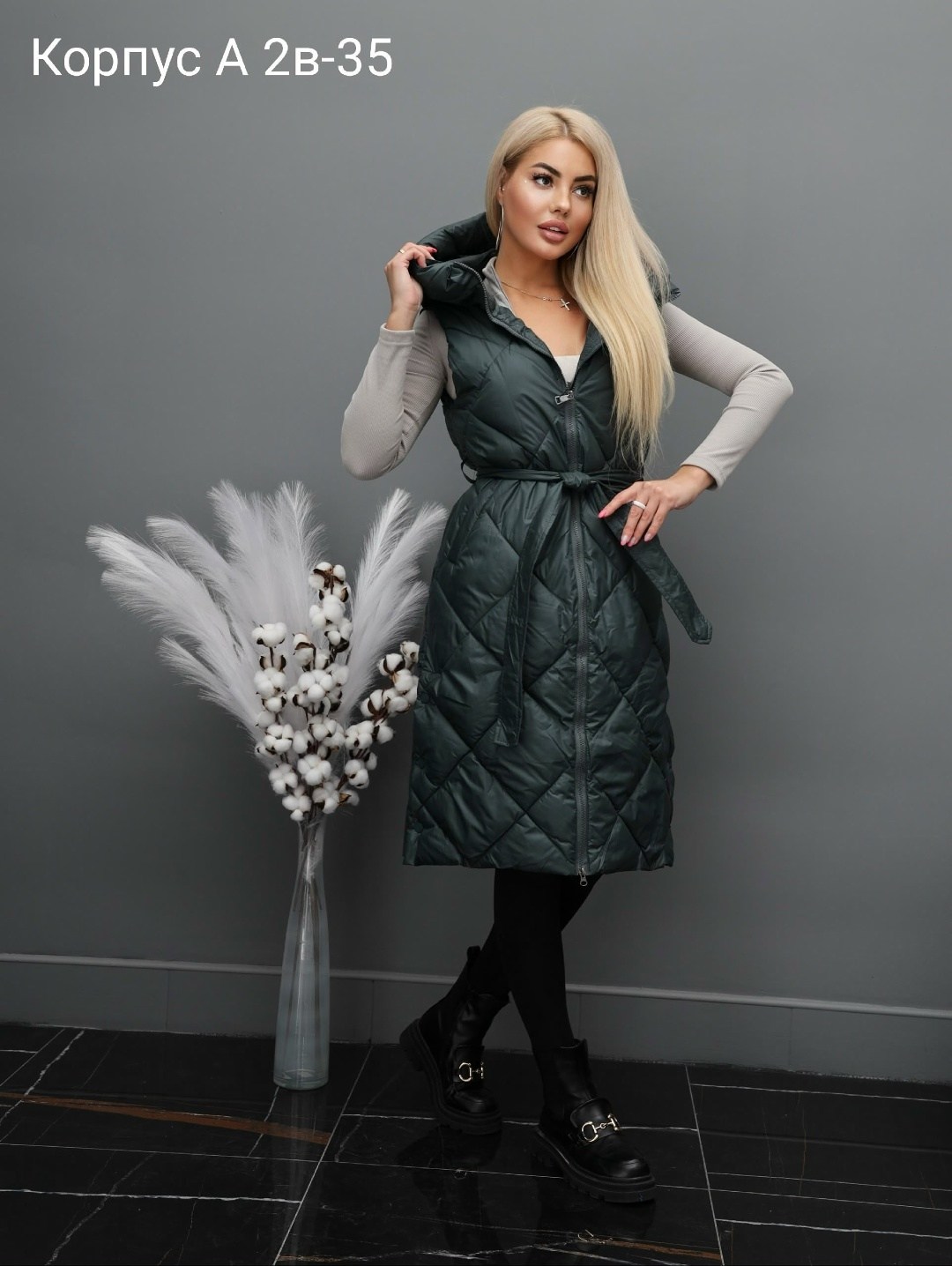 женская жилетка,жилет удлиненный стеганый безрукавка shop of dom цвет черный,удлиненный жилет,жилетка женская удлиненная,жилетка на синтепоне