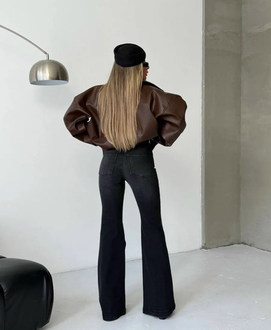 джинсы женские клеши,женские джинсы,брюки джинсы,джинсы клеш с кожаной курткой