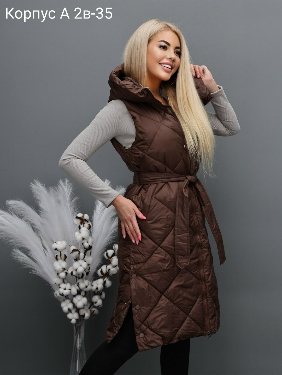 женская жилетка,жилет удлиненный стеганый безрукавка shop of dom цвет черный,удлиненный жилет,жилетка женская удлиненная,жилетка на синтепоне