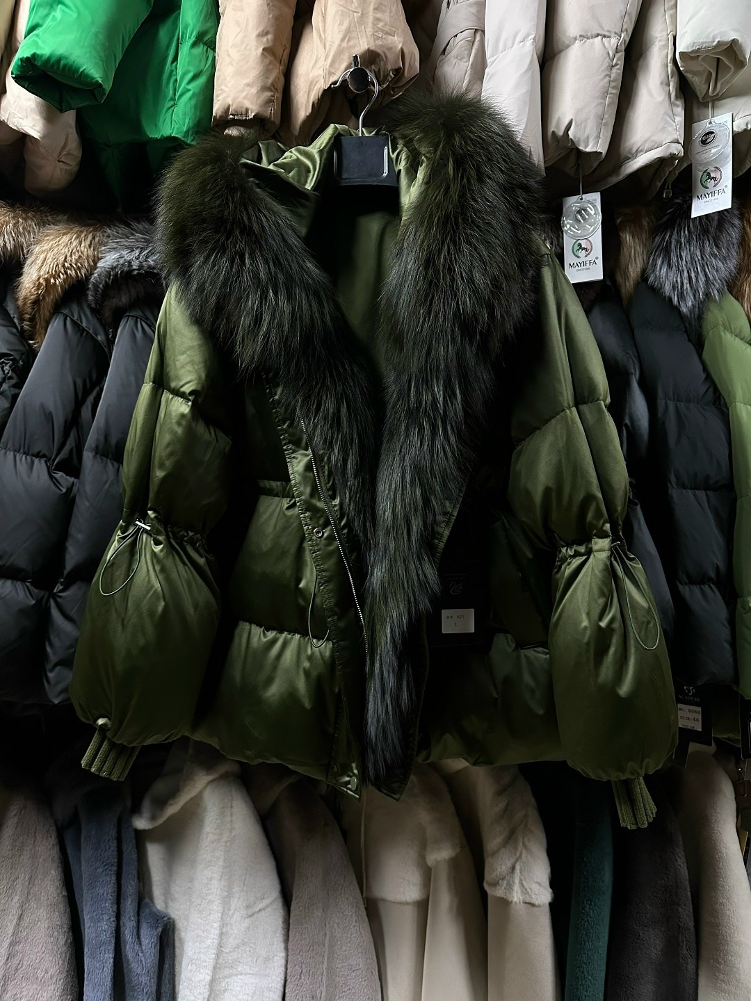 женский пуховик с меховым воротником,пуховики с натуральным мехом,женский пуховик,пуховик с мехом,женский короткий пуховик