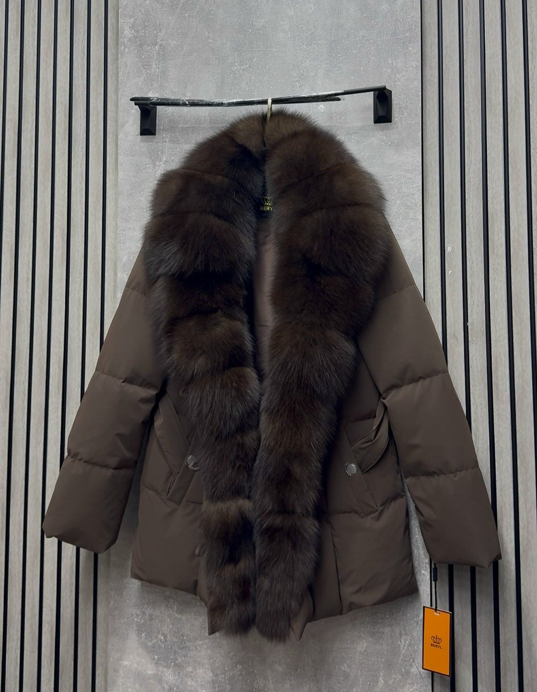 женский фирменный пуховик с натуральным мехом песца,пуховик с натуральным мехом,пуховик,пуховики с мехом,пуховик женский с натуральным мехом
