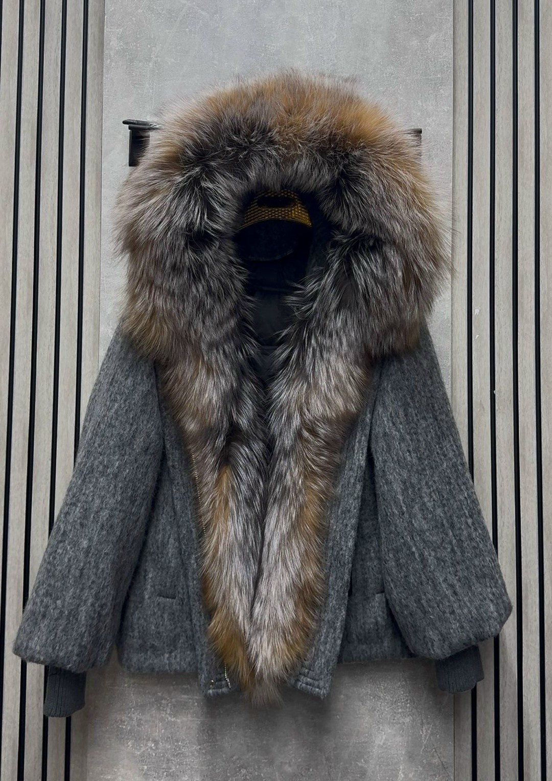 зимнее пальто - пуховик с меховым капюшоном,пуховики с мехом,меховая куртка,куртка с натуральным мехом,зимнее пальто с меховым капюшоном