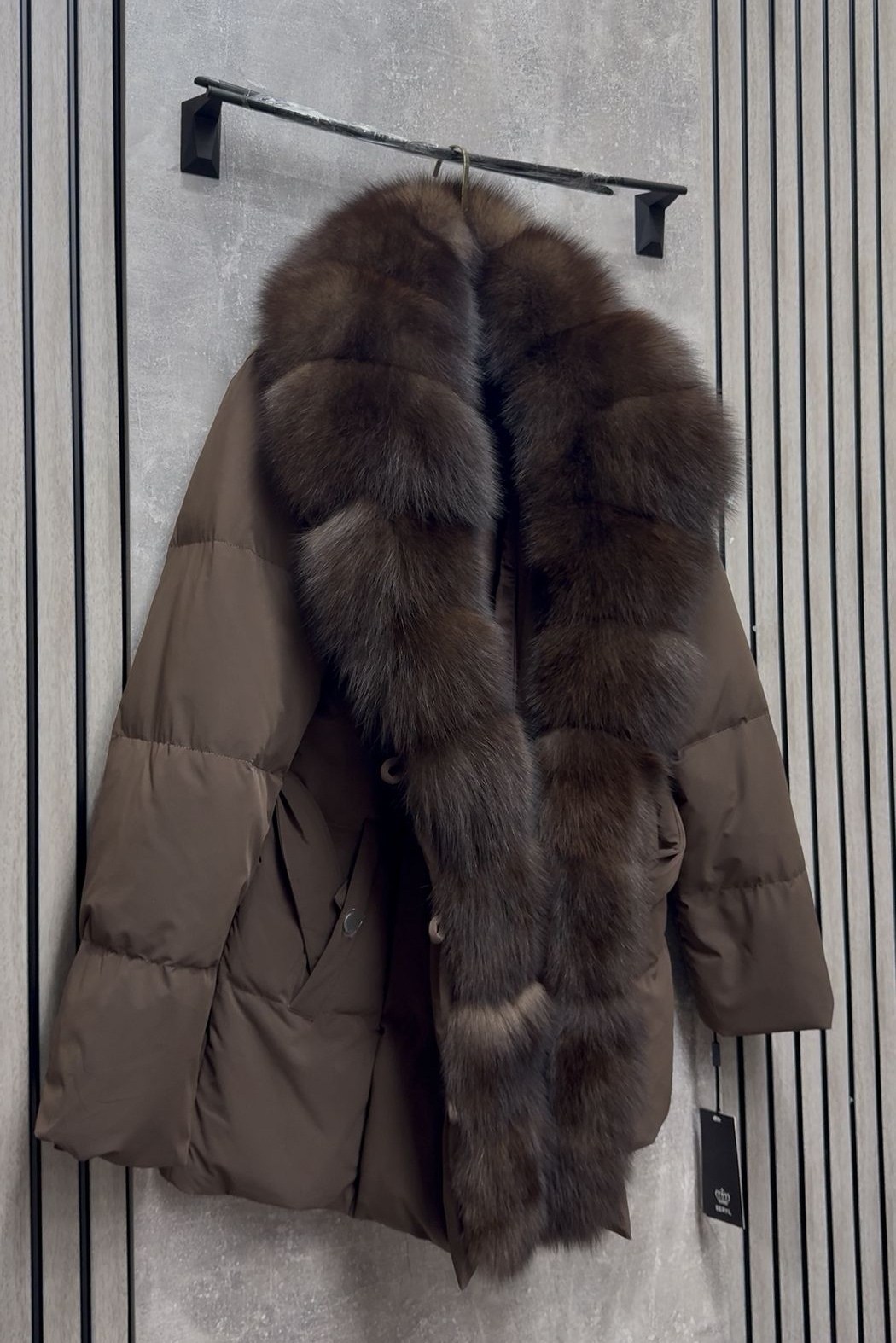 женский фирменный пуховик с натуральным мехом песца,пуховик с натуральным мехом,пуховик,пуховики с мехом,пуховик женский с натуральным мехом