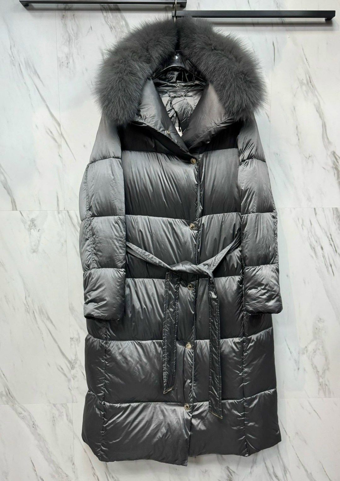 пуховик длинный серый с натуральным мехом чернобурки,пуховик с натуральным мехом чернобурки и капюшоном romana furs,пуховик женский с натуральным мехом,пуховик с натуральным мехом чернобурки длина 125