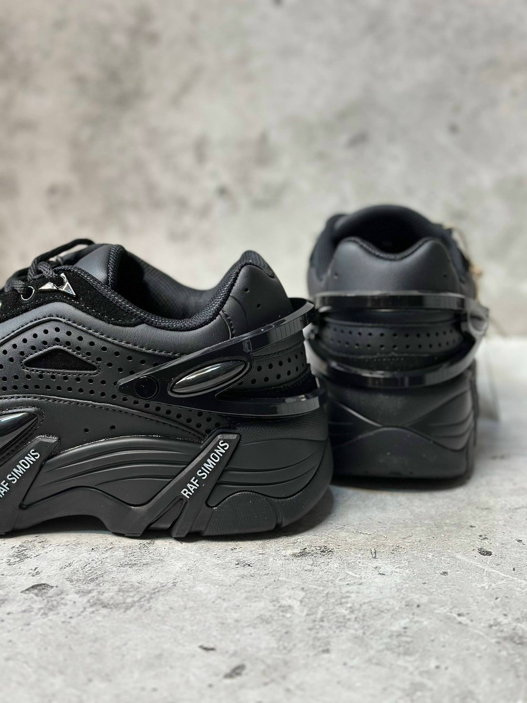 кроссовки adidas ozweego 2 x raf simons цвет черный,кроссовки raf simons cylon-21 черный,кроссовки raf simons (runner) cylon-21,adidas ozweego 2 x raf simons,черные кроссовки pharaxus raf simons