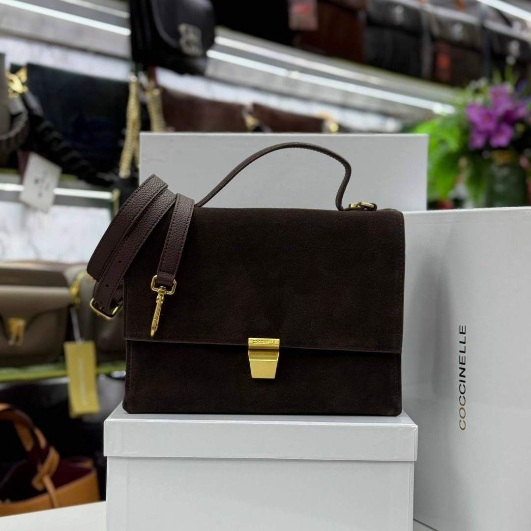 сумка coccinelle натуральная замша,сумка coccinelle,сумка замшевая,женская замшевая сумка,женская замшевая матовая сумка-кроссбоди vieline