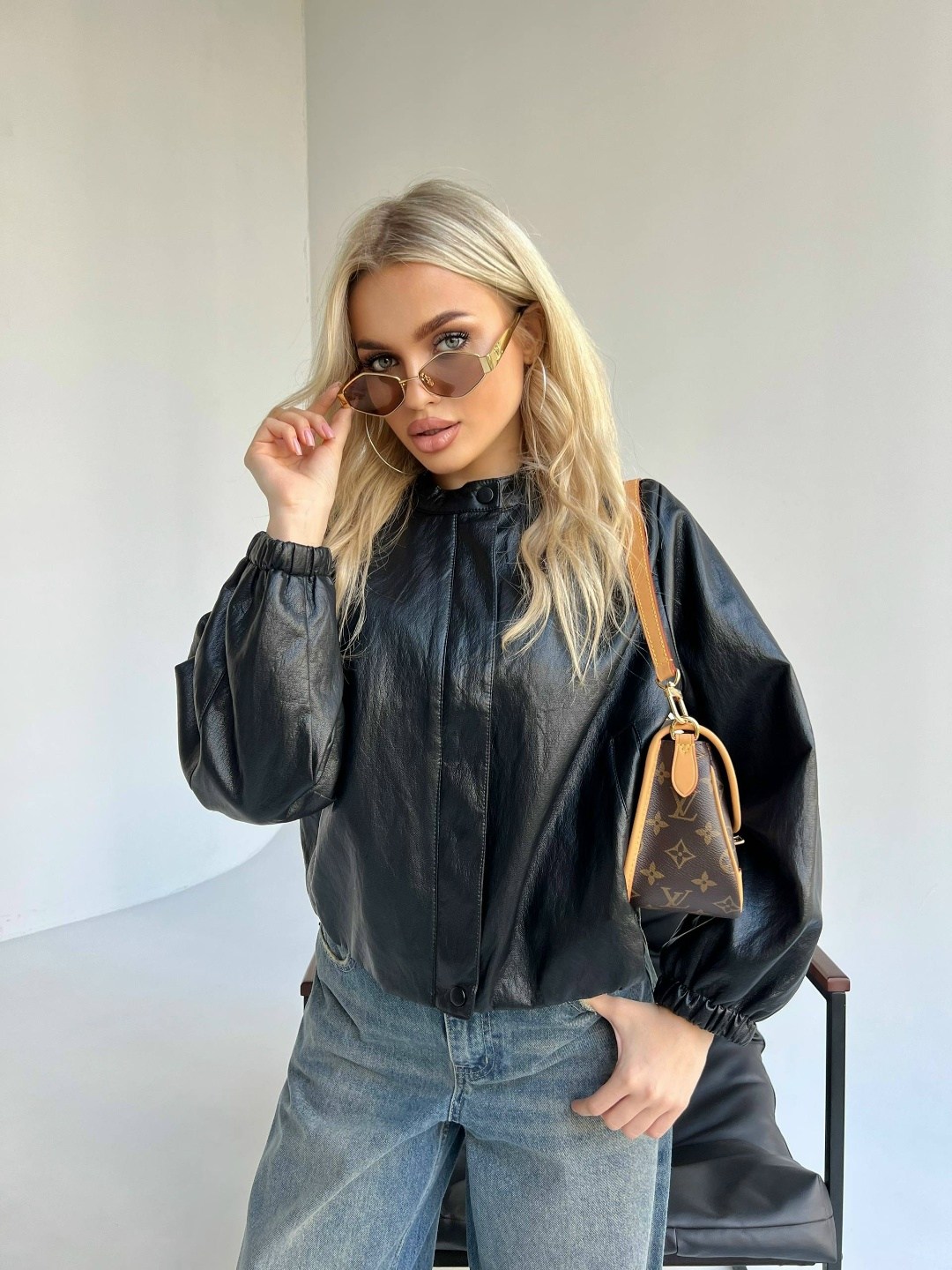 куртка стильная,короткая кожаная куртка женская чёрного цвета,куртка кожаная,бомбер из экокожи женский,куртка бомбер из экокожи