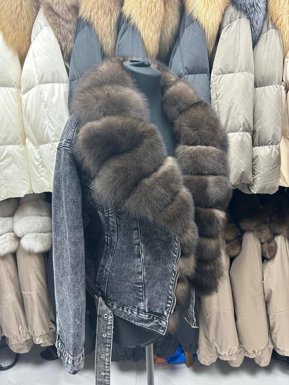 джинсовая куртка с натуральным мехом,джинсовая куртка женская с мехом,куртка джинсовая с мехом,джинсовка с мехом женская,куртка женская джинсовая с отделкой из меха песца
