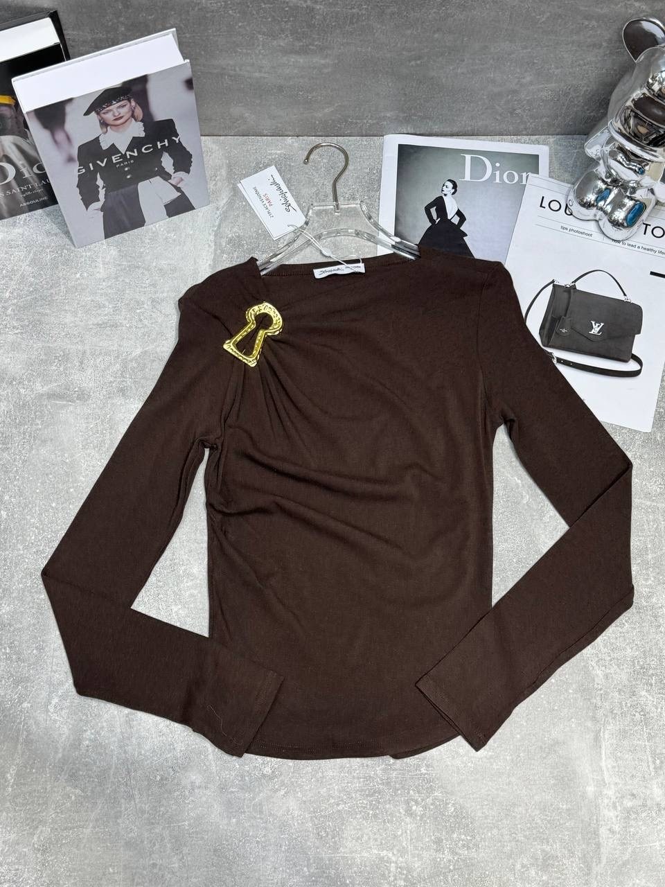 женская кофта,свитшот женская,лонгслив коричневый облегающий на одно плечо с драпировкой multilook,женские джемпера,лонгслив коричневый облегающий на одно плечо с драпировкой