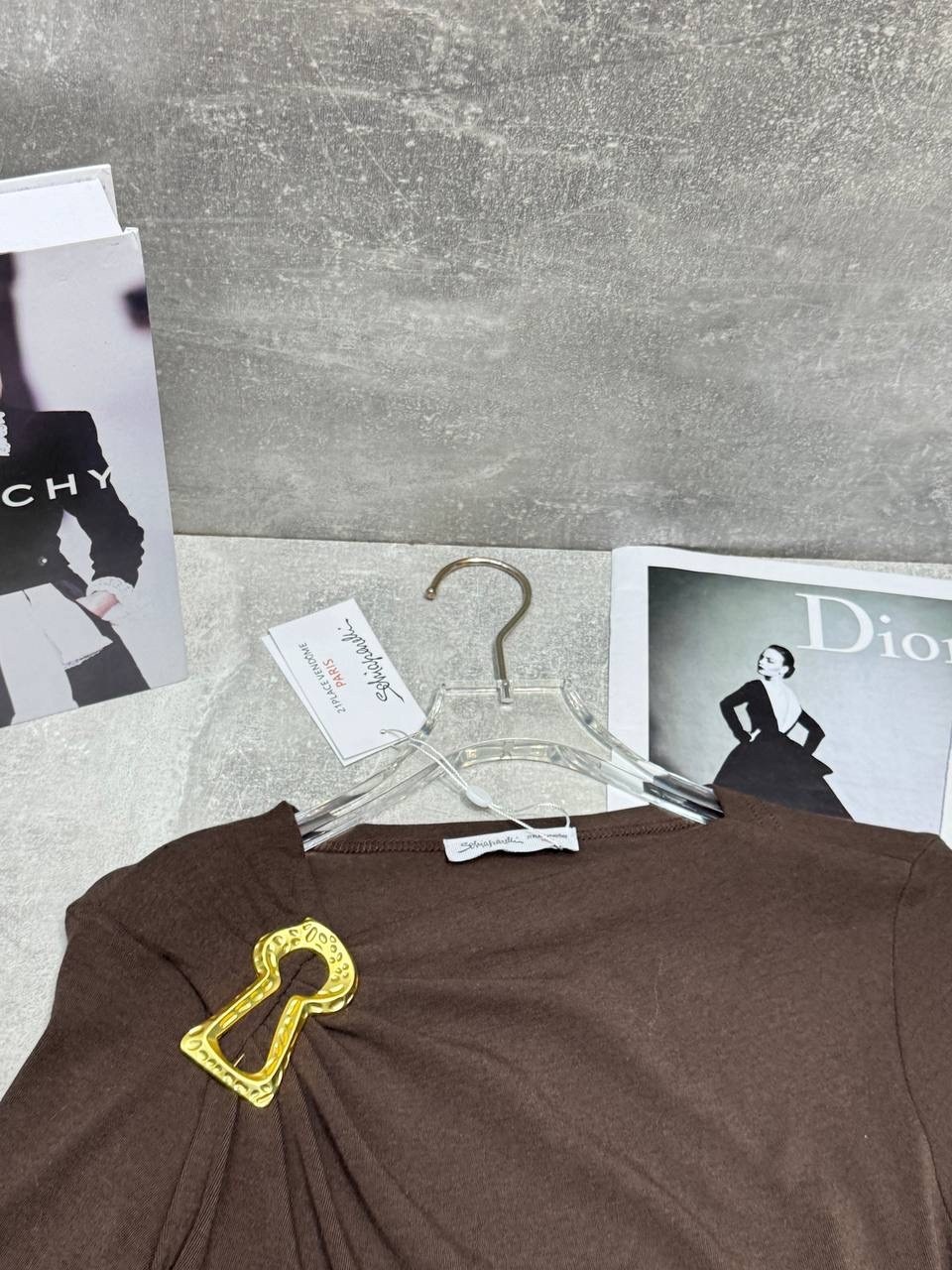 женская кофта,свитшот женская,лонгслив коричневый облегающий на одно плечо с драпировкой multilook,женские джемпера,лонгслив коричневый облегающий на одно плечо с драпировкой